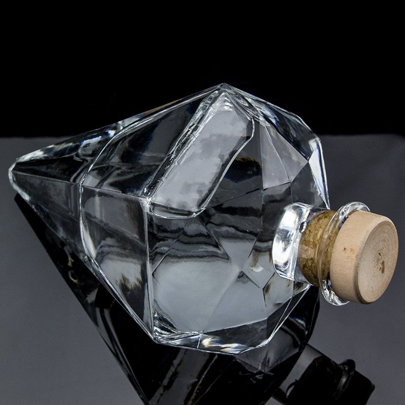 Fashion Pyramid shaped Popular design super flint 700 ml Vodka glass bottle transparent glass bottle with cork