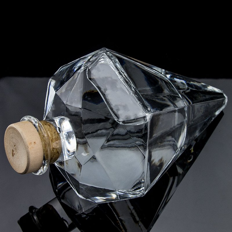 Fashion Pyramid shaped Popular design super flint 700 ml Vodka glass bottle transparent glass bottle with cork