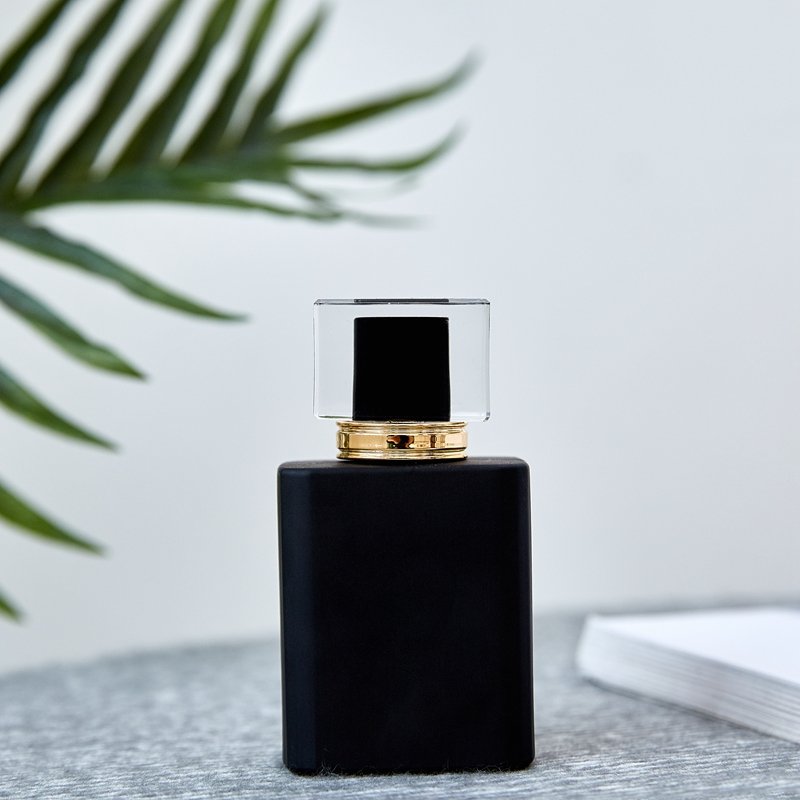 MUB Wholesale High Quality Black White Square 50ml Glass Perfume Spray Bottle Empty Refillable Parfum Bottle With Acrylic Lid