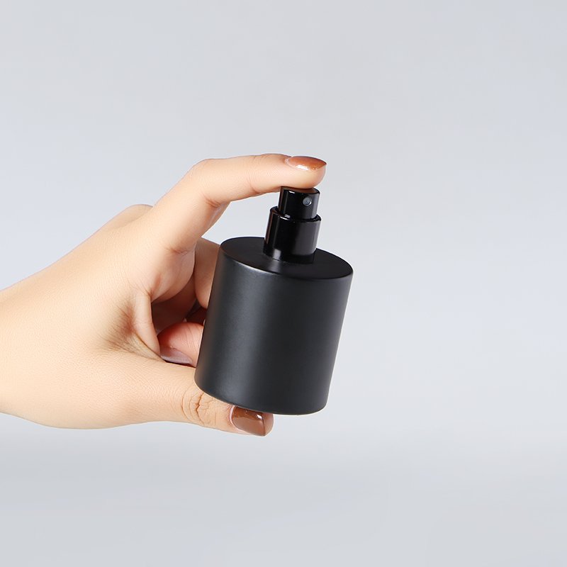 2024 classic round shape empty matte black perfume spray glass bottles with black round lid