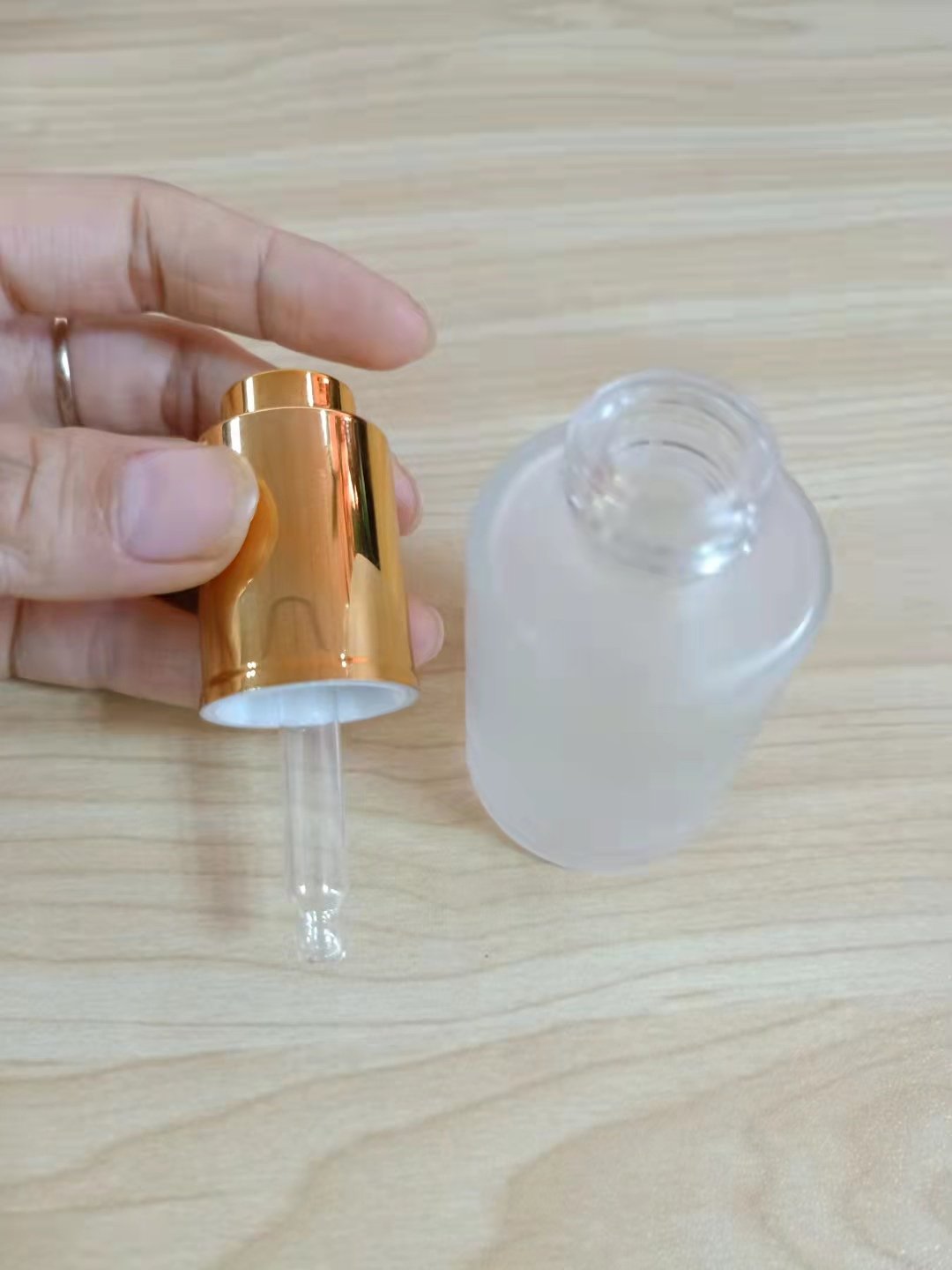 ready stock clear and frosted 20ml 30ml 50ml 100ml 120ml Lotion Serum Cosmetic Glass Bottle with Silver and Golden Pump