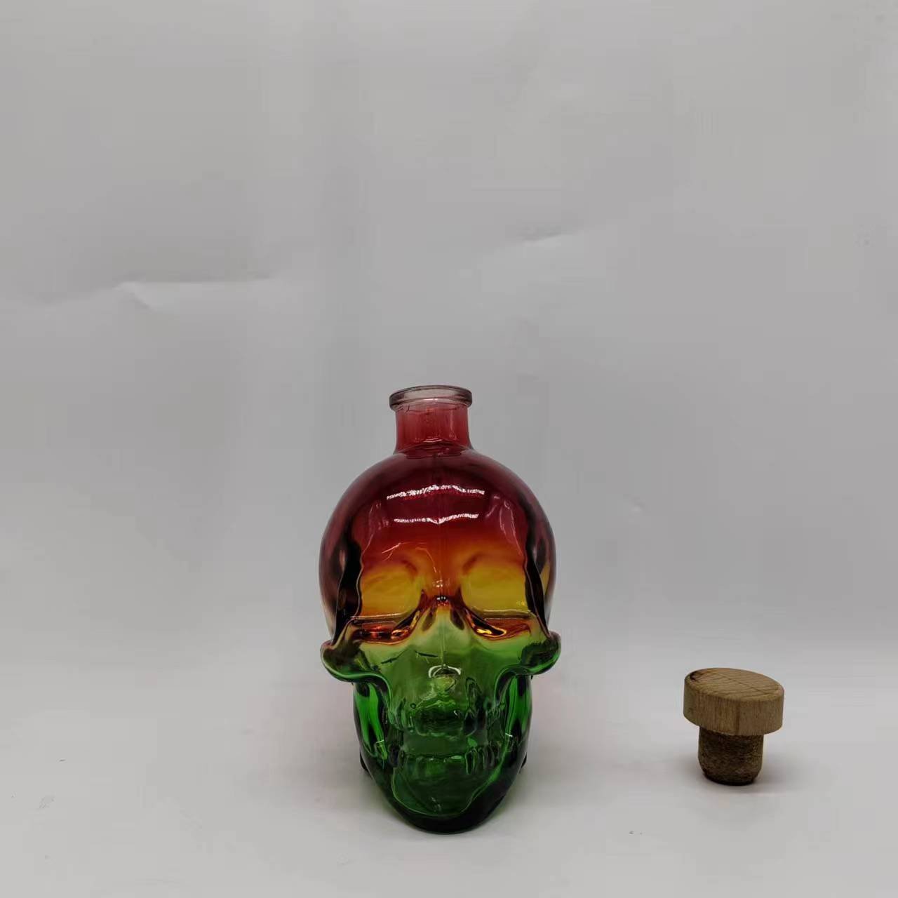 factory wholesale 400ml Spray color whiskey glass empty bottles skull shape glass liquor bottle with plastic screw cap