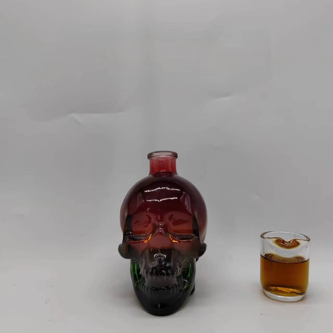 factory wholesale 400ml Spray color whiskey glass empty bottles skull shape glass liquor bottle with plastic screw cap