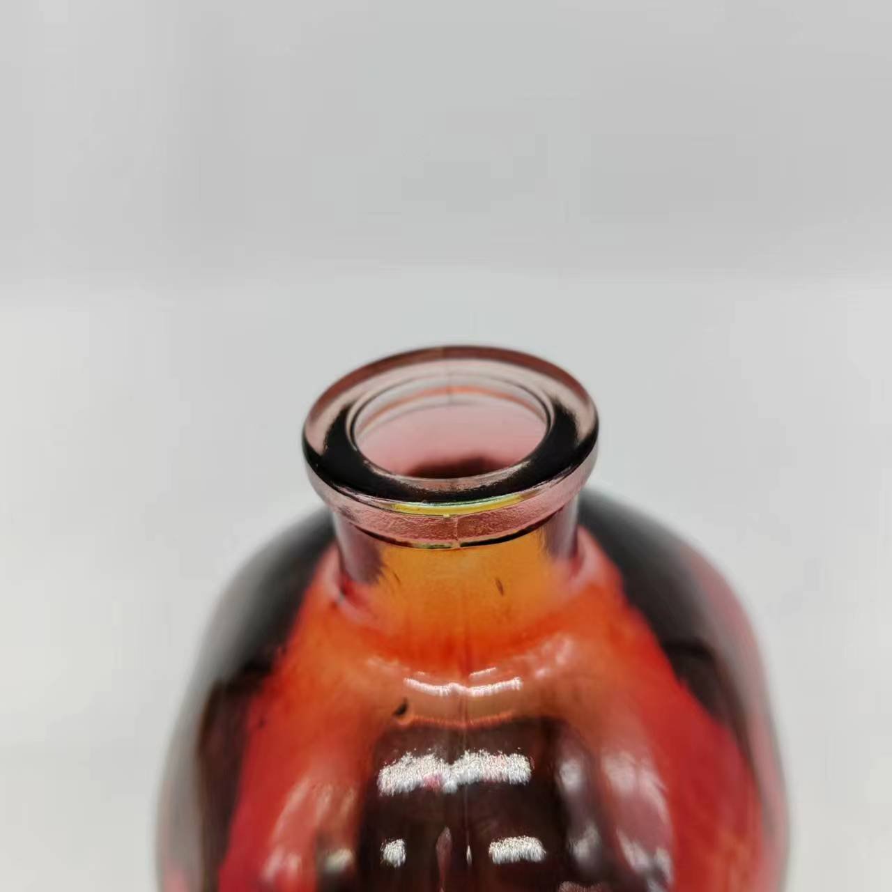 factory wholesale 400ml Spray color whiskey glass empty bottles skull shape glass liquor bottle with plastic screw cap