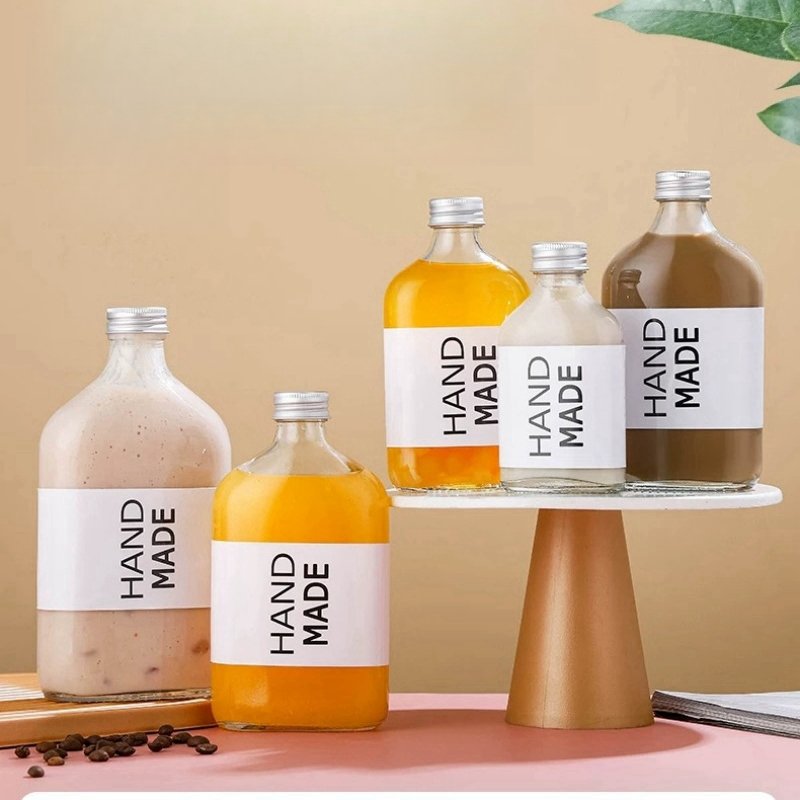 Wholesale Flat Flask Bottle 250ml 500ml Beverage Tea Cold Brew Coffee Juice Glass Bottle With Screw Lid For Juice Packaging