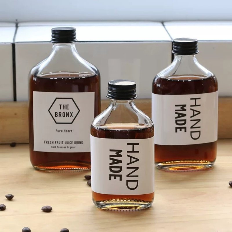 Wholesale Flat Flask Bottle 250ml 500ml Beverage Tea Cold Brew Coffee Juice Glass Bottle With Screw Lid For Juice Packaging