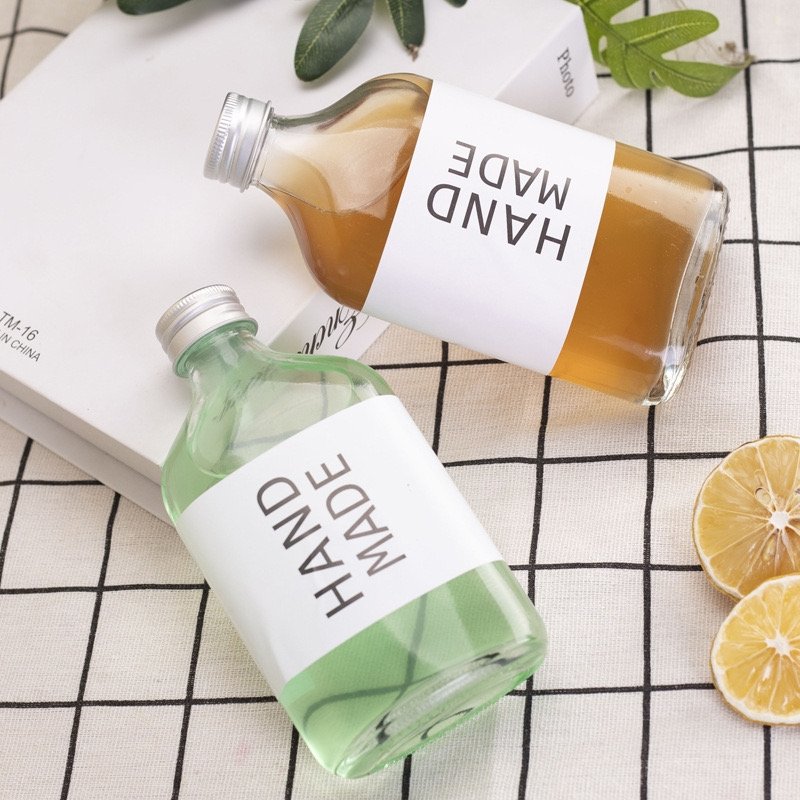 Wholesale Flat Flask Bottle 250ml 500ml Beverage Tea Cold Brew Coffee Juice Glass Bottle With Screw Lid For Juice Packaging