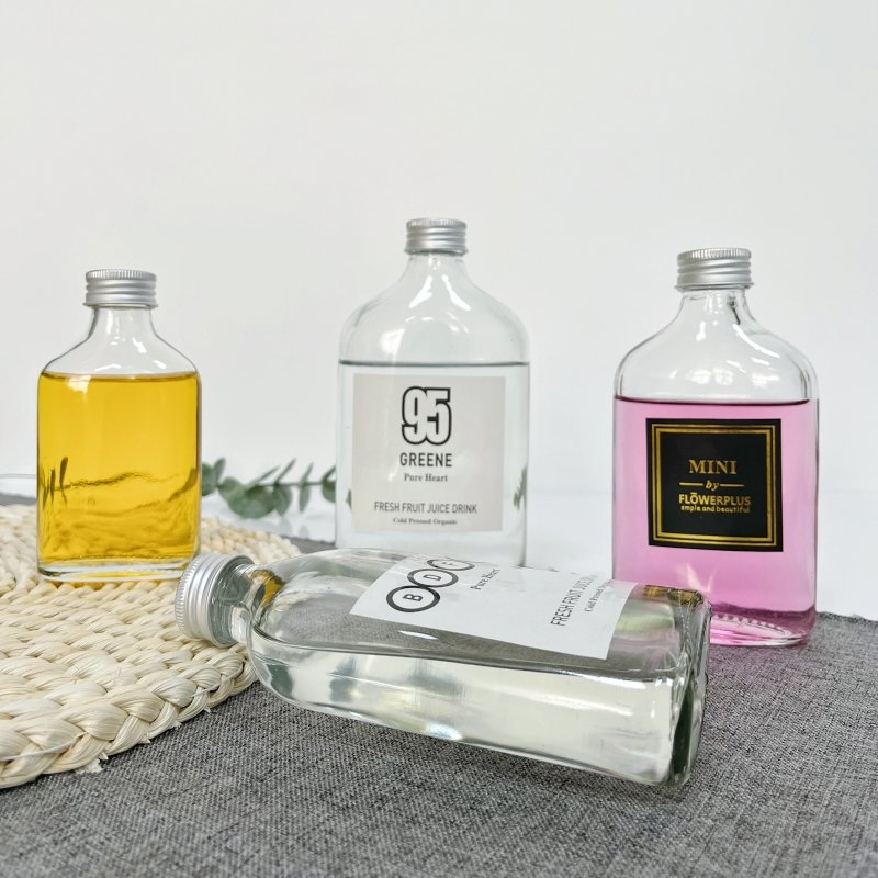 Wholesale Flat Flask Bottle 250ml 500ml Beverage Tea Cold Brew Coffee Juice Glass Bottle With Screw Lid For Juice Packaging