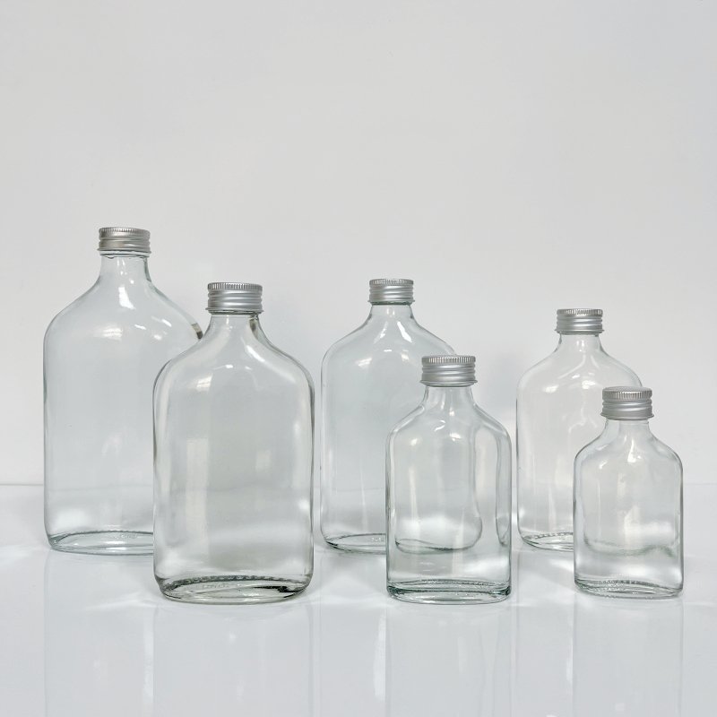 Wholesale Flat Flask Bottle 250ml 500ml Beverage Tea Cold Brew Coffee Juice Glass Bottle With Screw Lid For Juice Packaging
