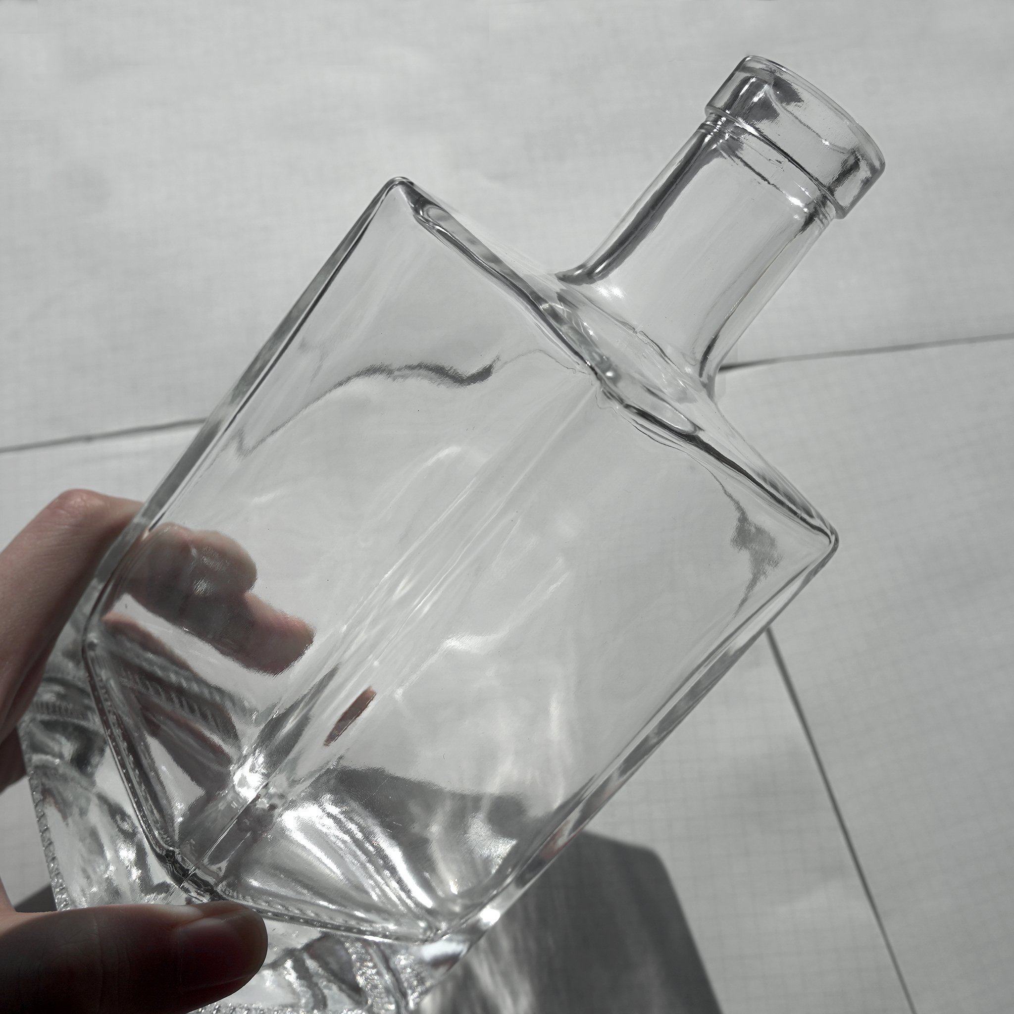 Wholesale Customized Bar Pop Square 700ml Clear Whiskey Bottle Personalized Alcohol Container Best Whiskey glass bottles