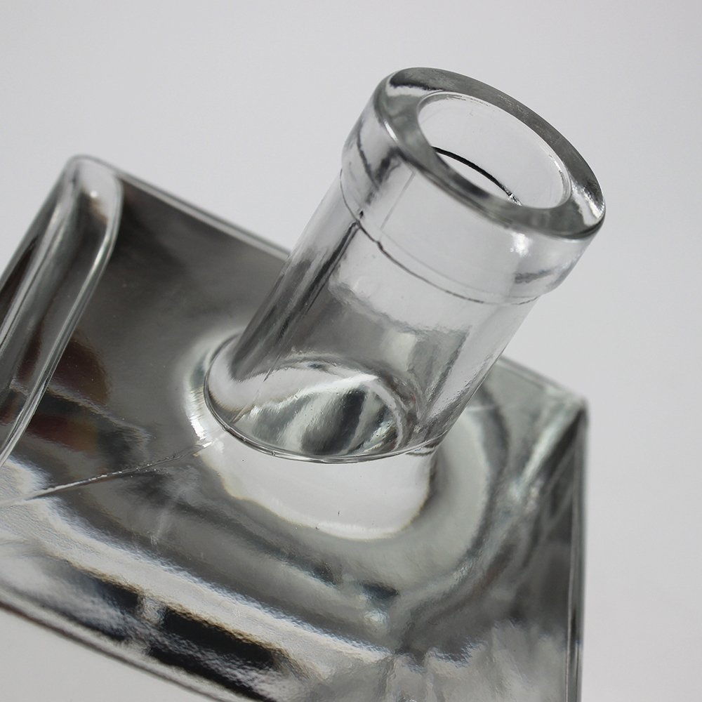 Customized square liquor bottle 750ml 500ml gin whisky spirit vodka brandy bottle packing whiskey bottle glass 750ml