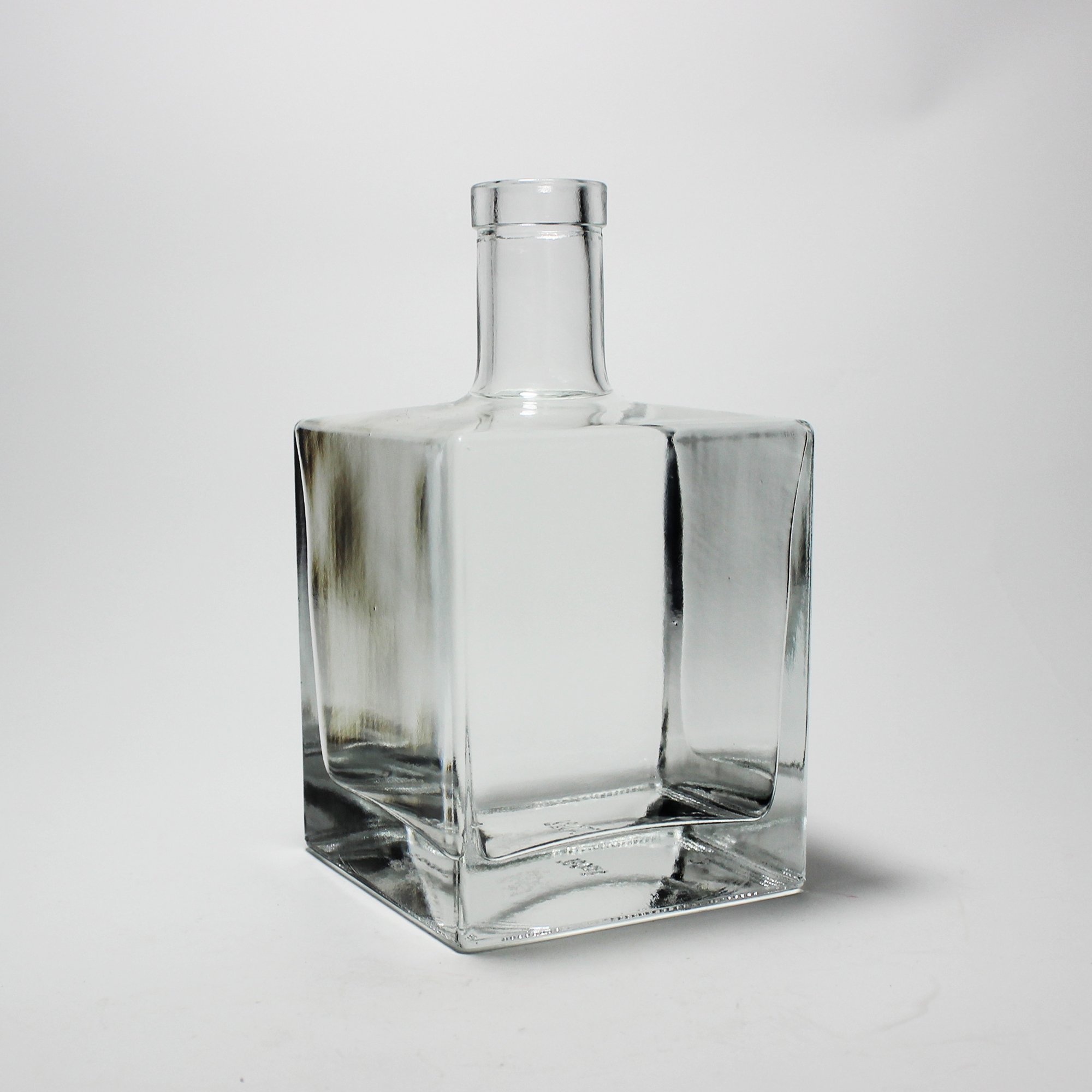 Customized square liquor bottle 750ml 500ml gin whisky spirit vodka brandy bottle packing whiskey bottle glass 750ml
