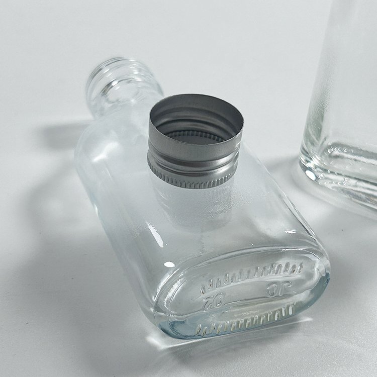 Empty 50Ml 100Ml Glass Bottle Mini Small Sample Thick Transparent Wine Glass Bottle with Screw Black Silver Cap