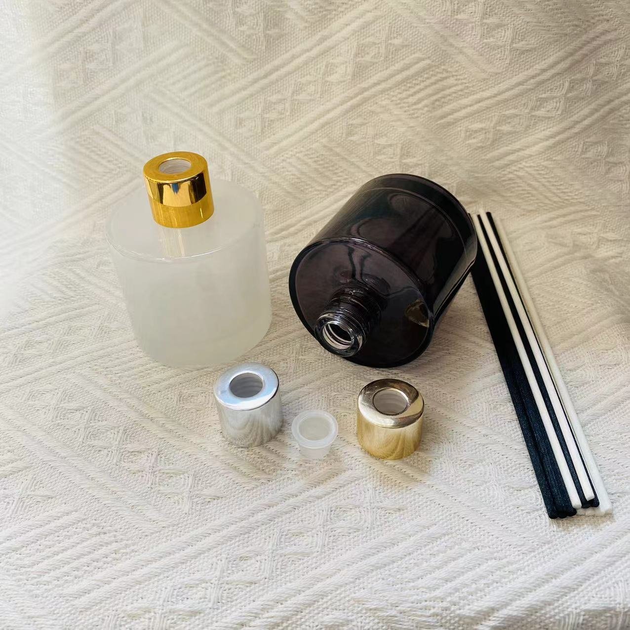 Luxury Gloss White Glass Diffuser Bottle 100ml 150ml 200ml With Screw Cap Cylinder Translucent Black Reed Diffuser Bottle