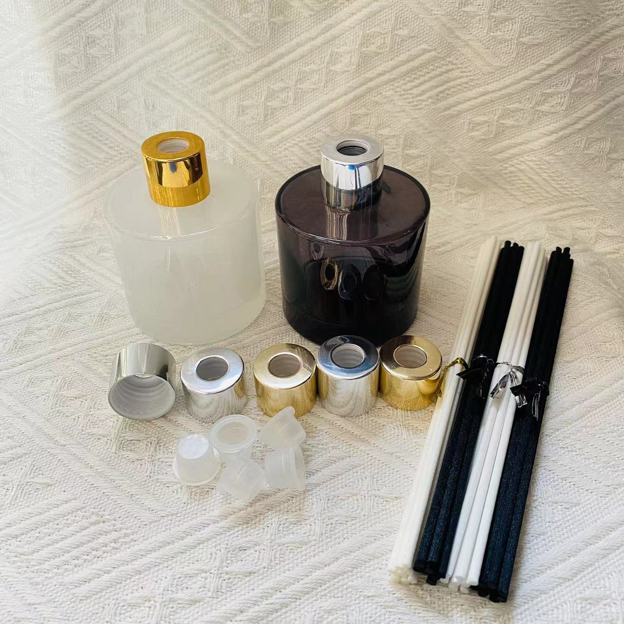 Luxury Gloss White Glass Diffuser Bottle 100ml 150ml 200ml With Screw Cap Cylinder Translucent Black Reed Diffuser Bottle