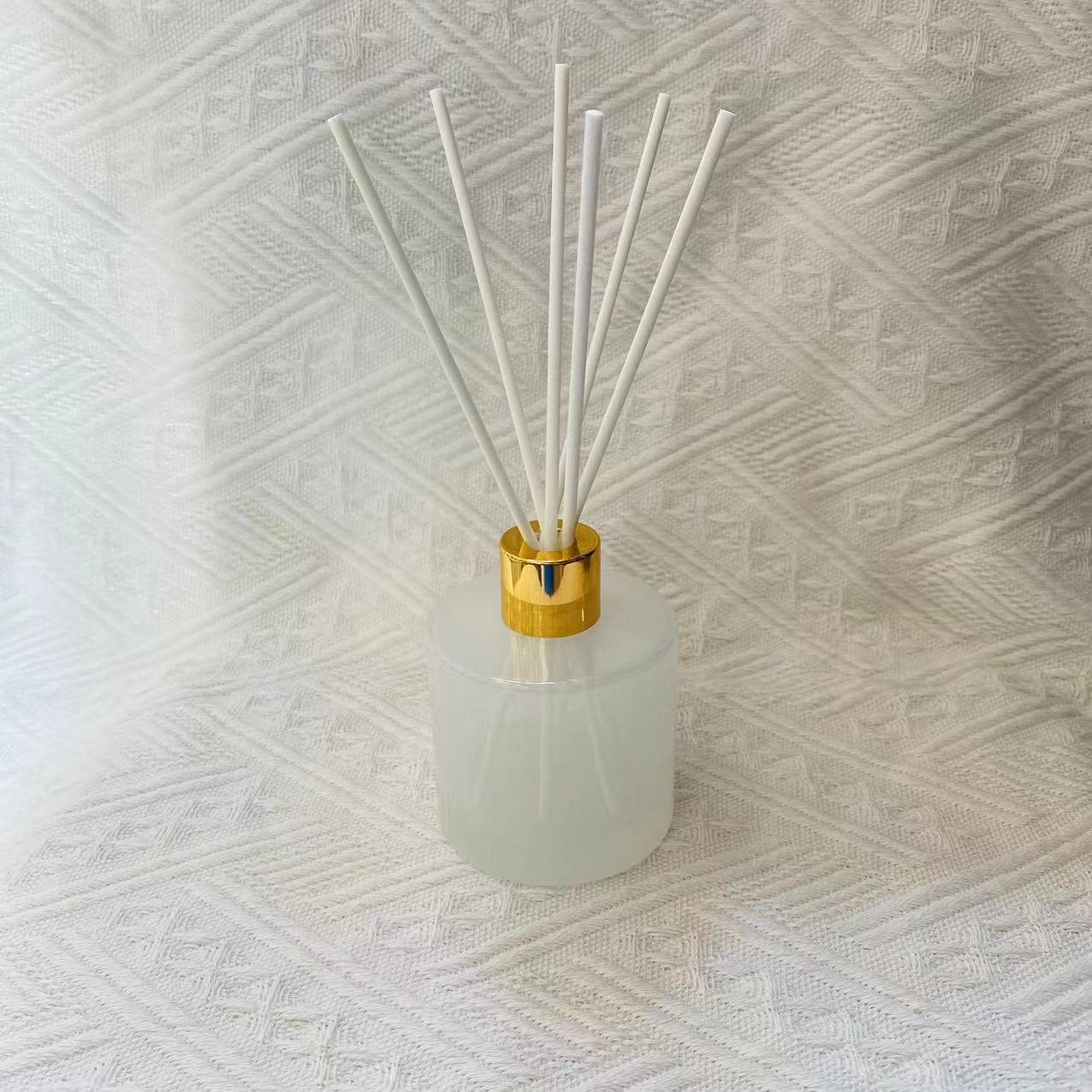 Luxury Gloss White Glass Diffuser Bottle 100ml 150ml 200ml With Screw Cap Cylinder Translucent Black Reed Diffuser Bottle