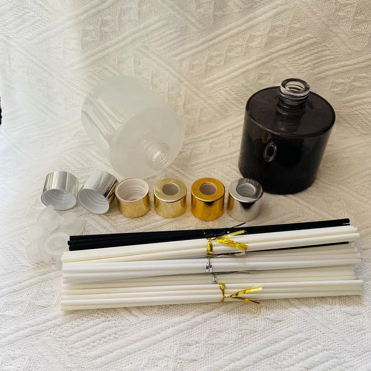 Luxury Gloss White Glass Diffuser Bottle 100ml 150ml 200ml With Screw Cap Cylinder Translucent Black Reed Diffuser Bottle