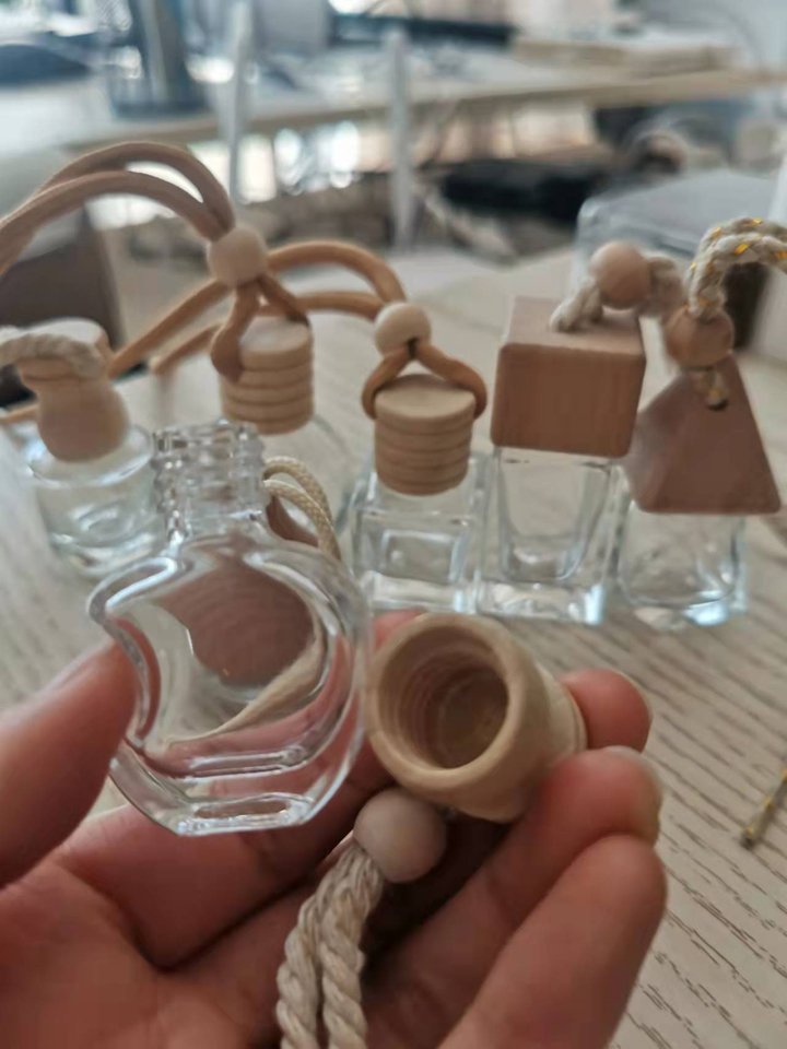 Hot Selling Car Air Freshener 8ML Empty Square Shape Car Hanging Perfume Bottles Glass Diffuser Bottle for Essential Oils