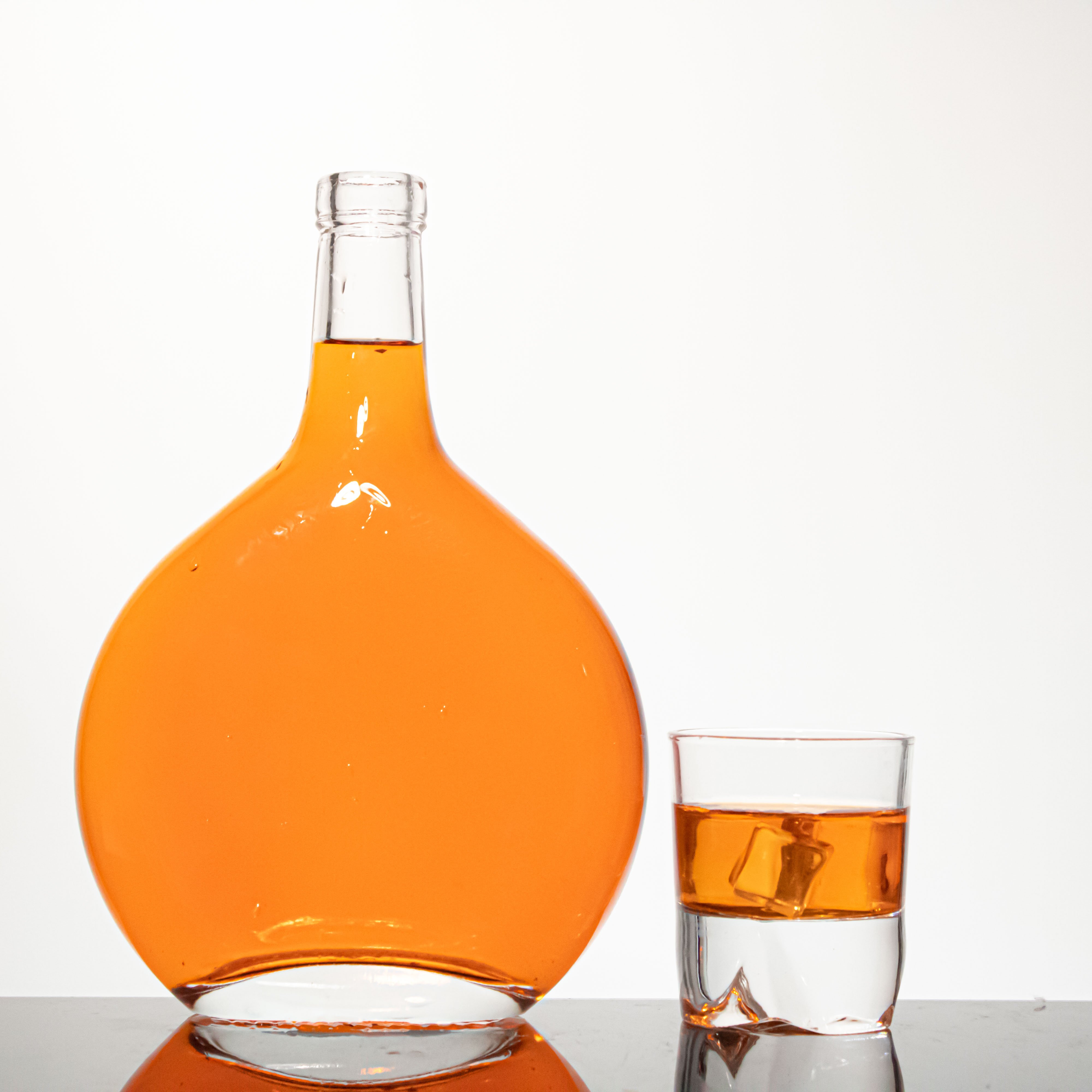 Custom Glass Bottle 700ml 1000ml spirits gin glass bottle flat shoulder liquor bottle for sale