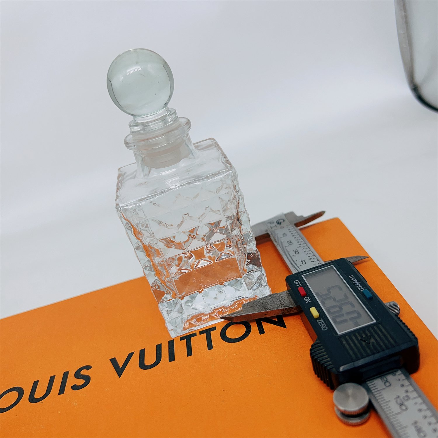 buckle glass expansion decoration aromatherapy glass bottle with ball top 100 ml