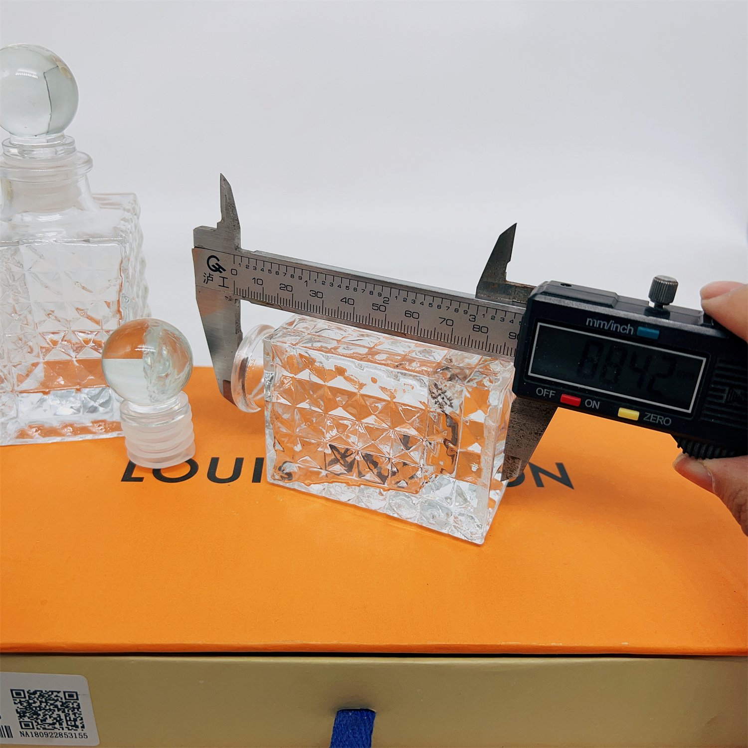 buckle glass expansion decoration aromatherapy glass bottle with ball top 100 ml