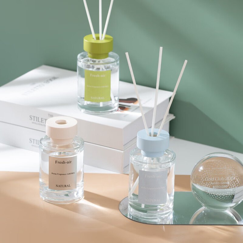 Round 100ml matte black and white color reed diffuser glass bottle with cap sticks
