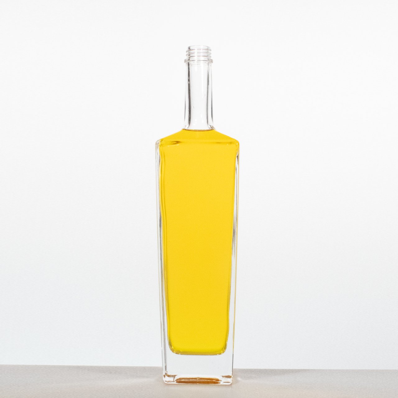 China Wholesale Best Design Round Shape 700ml Whisky Tamper Proof Ropp Screw Lid Clear Whiskey 750 ml Glass Bottle With Cap