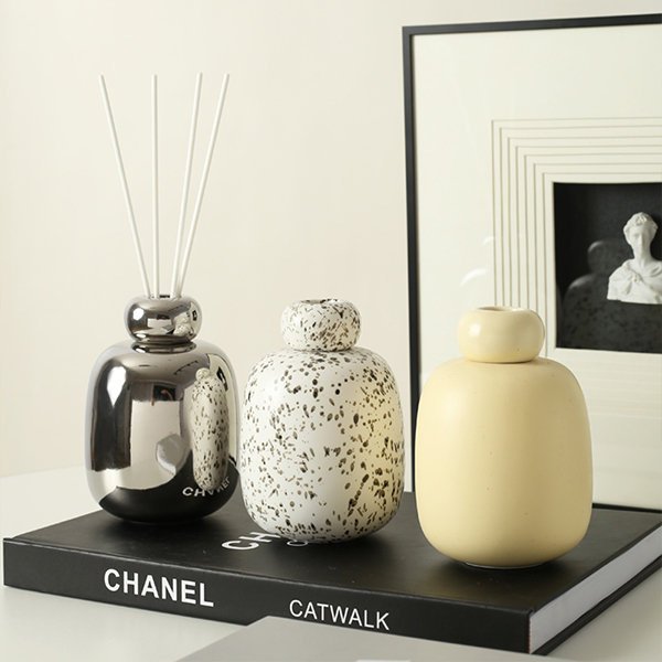 2024 New Design Wholesale Luxury Room Diffuser Empty Bottle 400ml Matte Frosted White Ceramic Aroma Reed Diffuser Bottle