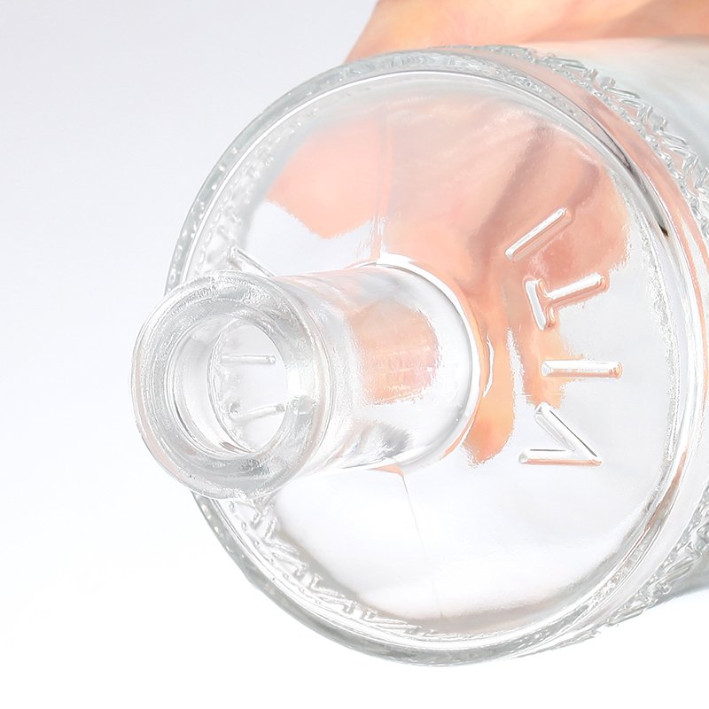 Freida Crystal White Material 700ml Glass Liquor Bottles Gin Rum Brandy Whisky Glass Bottles with T Corkey