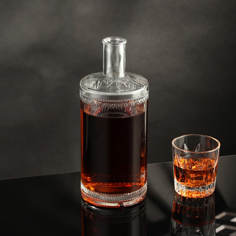 Freida Crystal White Material 700ml Glass Liquor Bottles Gin Rum Brandy Whisky Glass Bottles with T Corkey