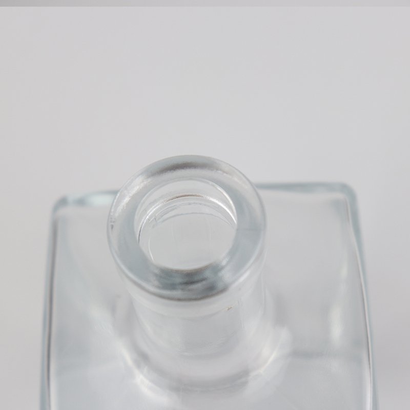 Hot Sale custom whiskey glass bottle cork 700ml liquor empty glass bottle for whiskey