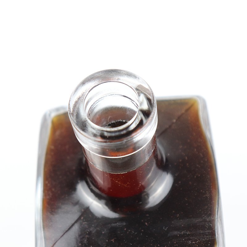 Hot Sale custom whiskey glass bottle cork 700ml liquor empty glass bottle for whiskey