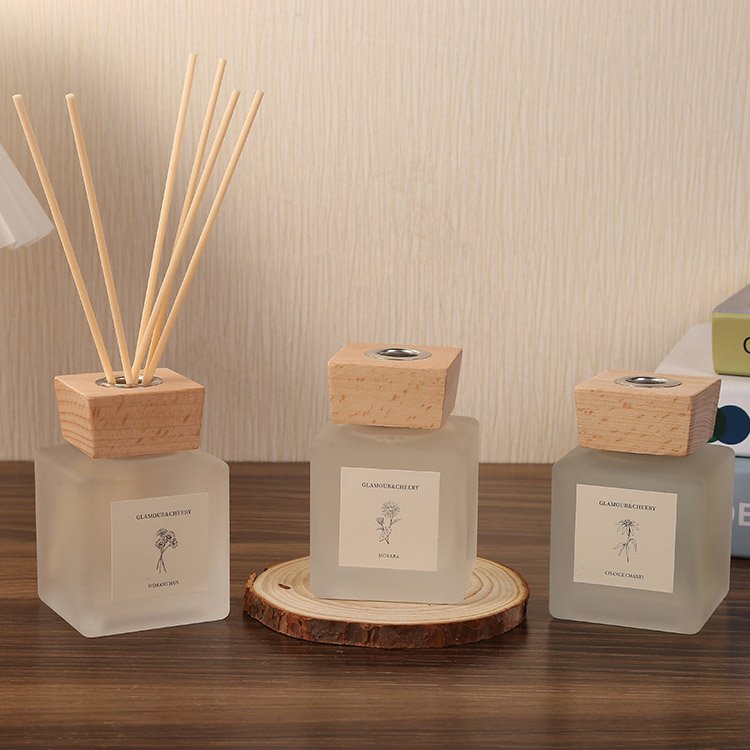 100ml 200ml Empty Luxury Round Perfume Aroma Glass Reed Diffuser Bottles With Wooden Cap