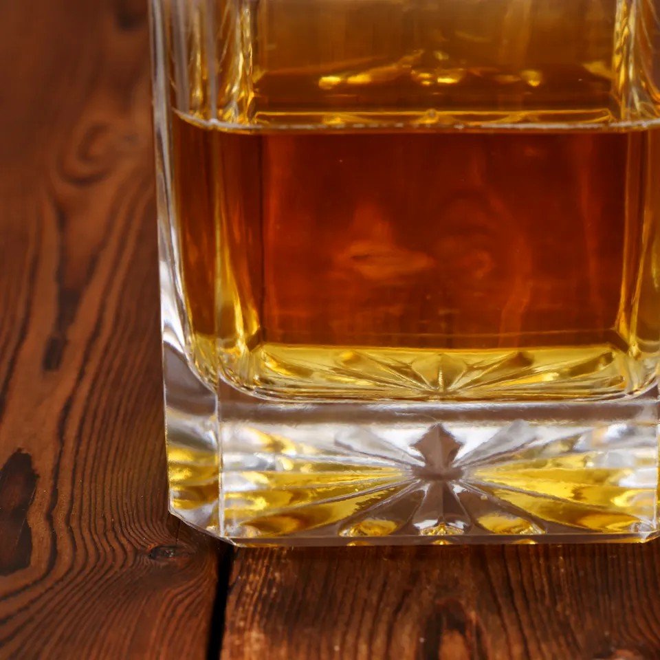 best sale whiskey decanter liquor free sample customize 26 oz glass whiskey bottle for vodka whisky
