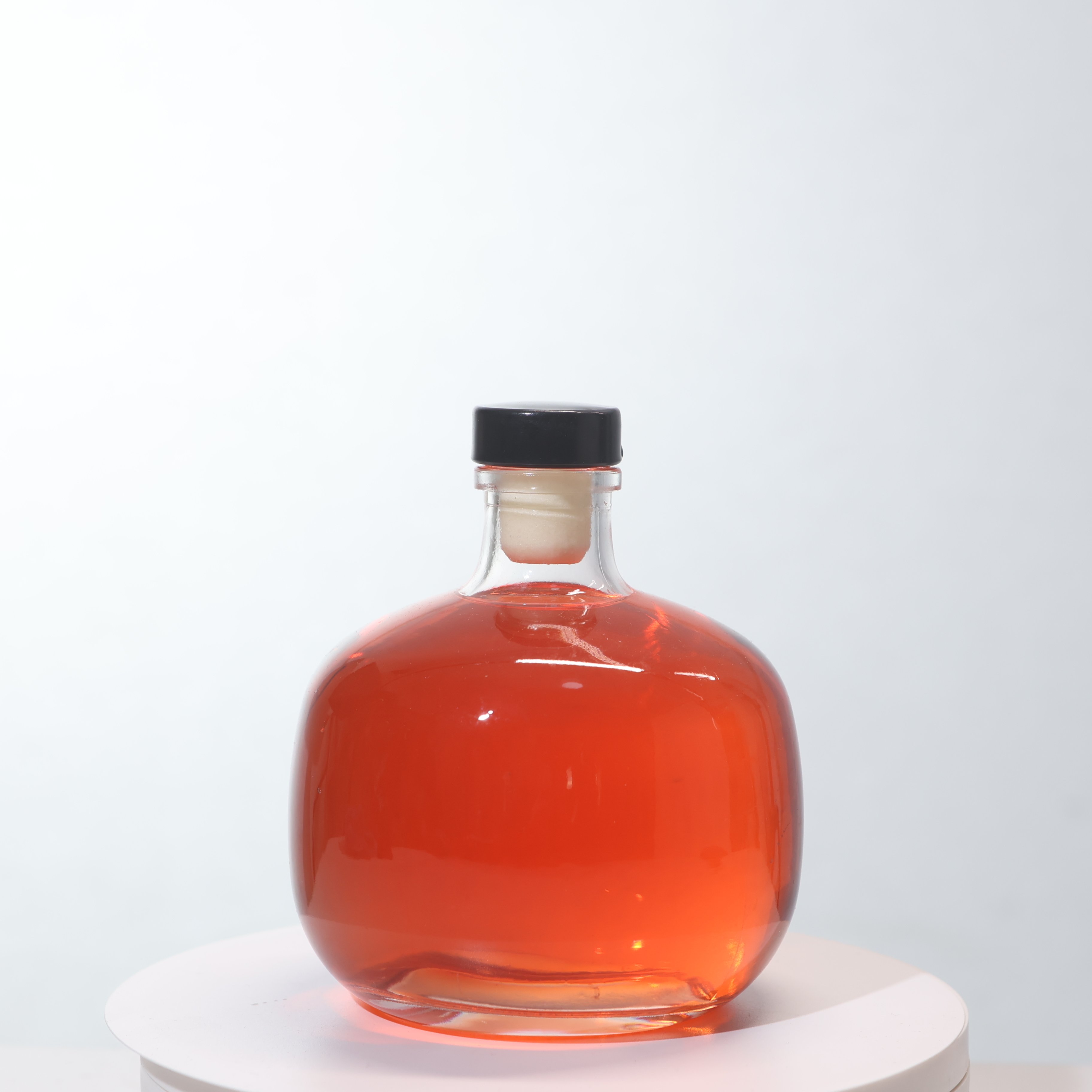 Wholesale European Style Transparent Round 8oz 500ml Empty Beverage Juice Whisky Liquor Spirit Rum Wine Glass Bottles With Cork