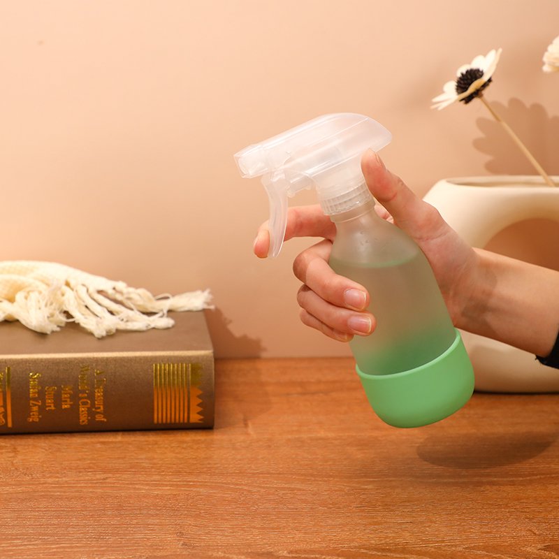 Re-usable 250ml 500ml Glass Cleaning Bottles with Sprayer Silicone Sleeve Frosted Empty Glass Bottles for bathroom cleaning