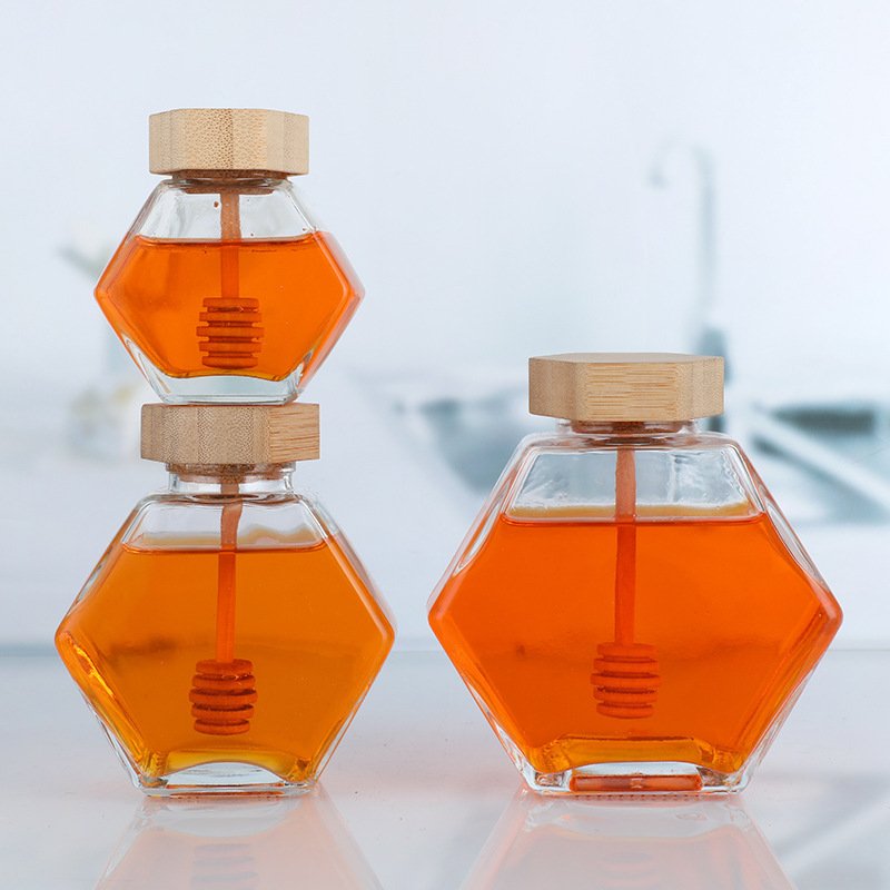 Honey Jar with Dipper Kitchen&tabletop Honey Glass Bottle Hot Selling Hexagon Shaped Wood Lid Glass Kitchen Wedding Food Clear