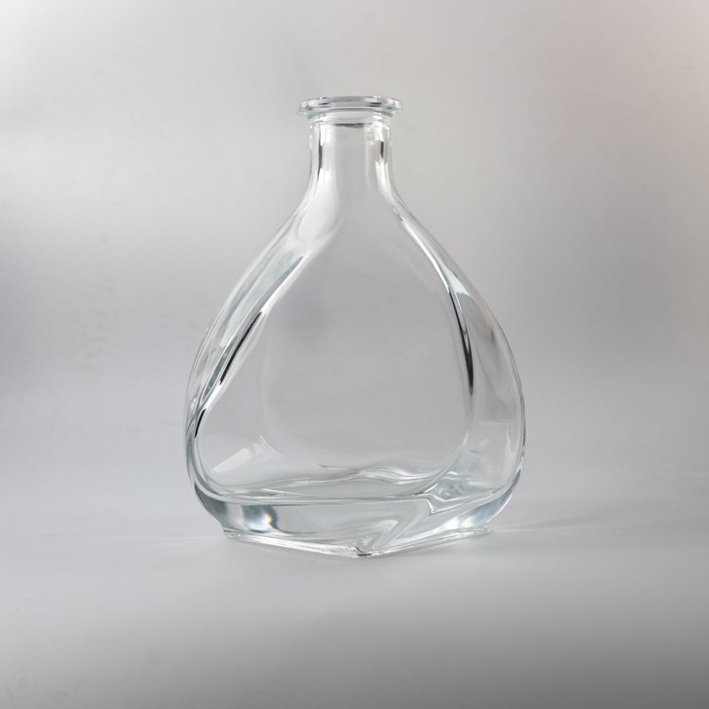 Empty Clear Decorative brandy Liquor Bottles With Cork Top 700 ml Xo Embossed Fancy Spirit Bottle 700 ml Wholesale