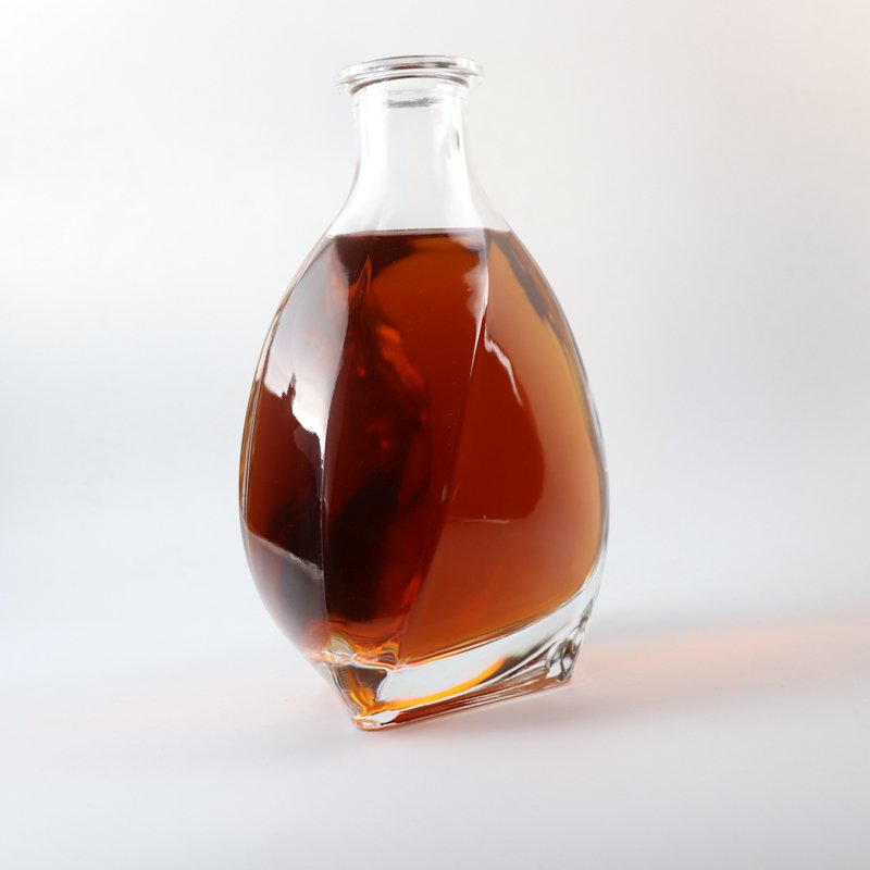 Empty Clear Decorative brandy Liquor Bottles With Cork Top 700 ml Xo Embossed Fancy Spirit Bottle 700 ml Wholesale