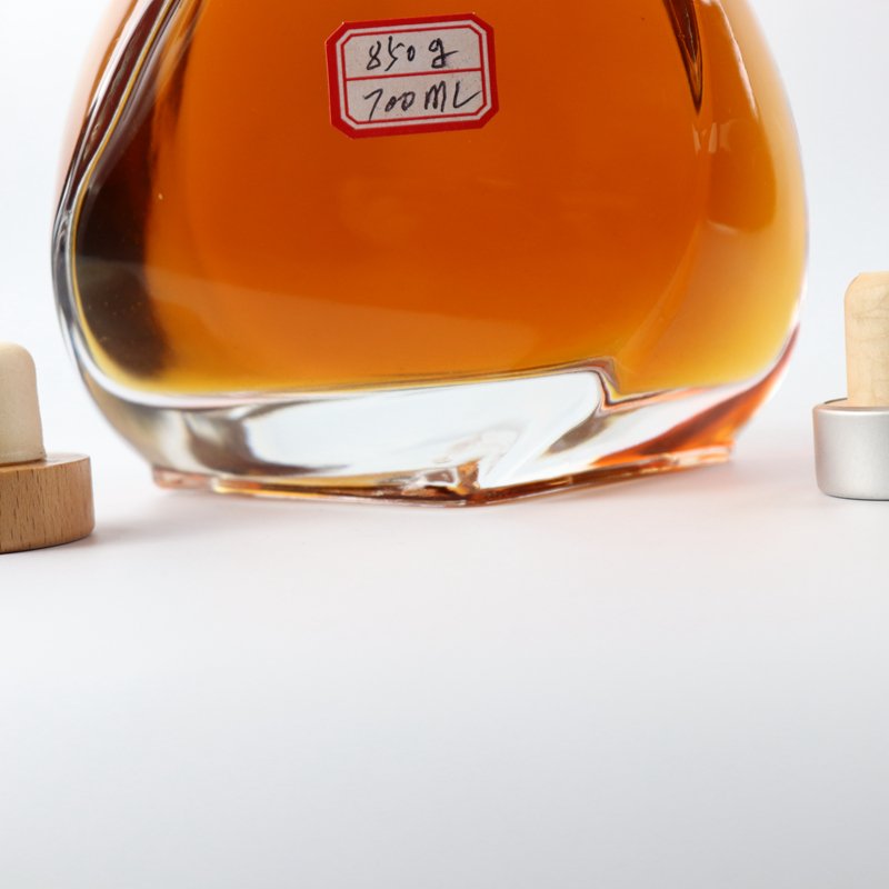 Empty Clear Decorative brandy Liquor Bottles With Cork Top 700 ml Xo Embossed Fancy Spirit Bottle 700 ml Wholesale