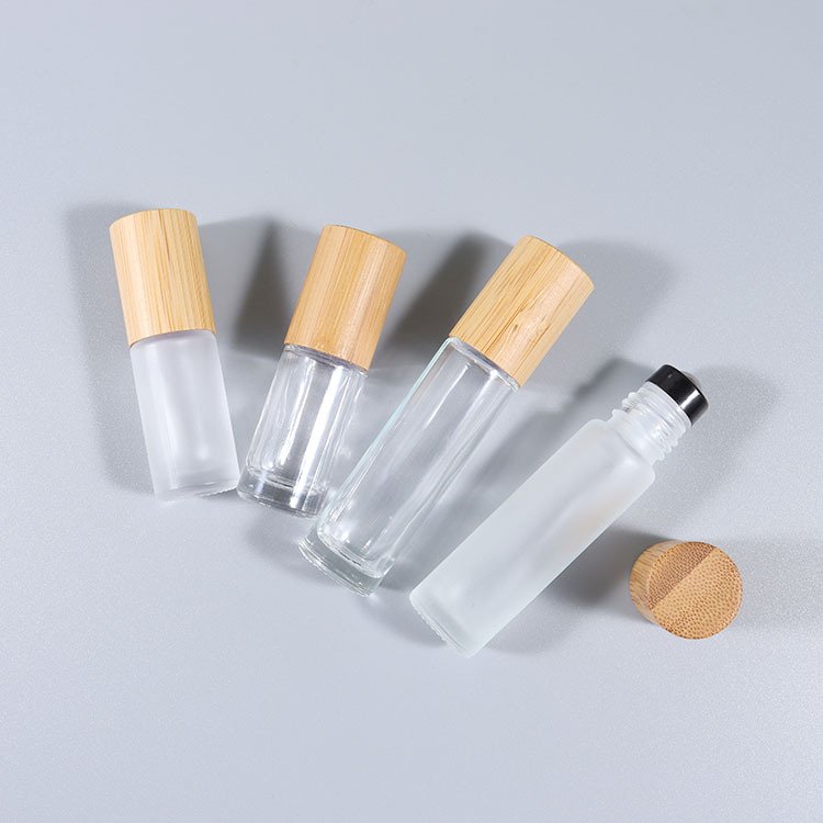 Wholesale empty 5ml 10 ml 15ml amber frosted transparent frosted glass roll-on bottle perfume bamboo top
