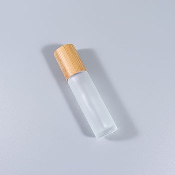 Wholesale empty 5ml 10 ml 15ml amber frosted transparent frosted glass roll-on bottle perfume bamboo top
