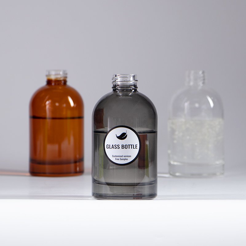 Round shape 200 ml amber black reed diffuser aroma fragrance glass bottle suppliers with wooden cap
