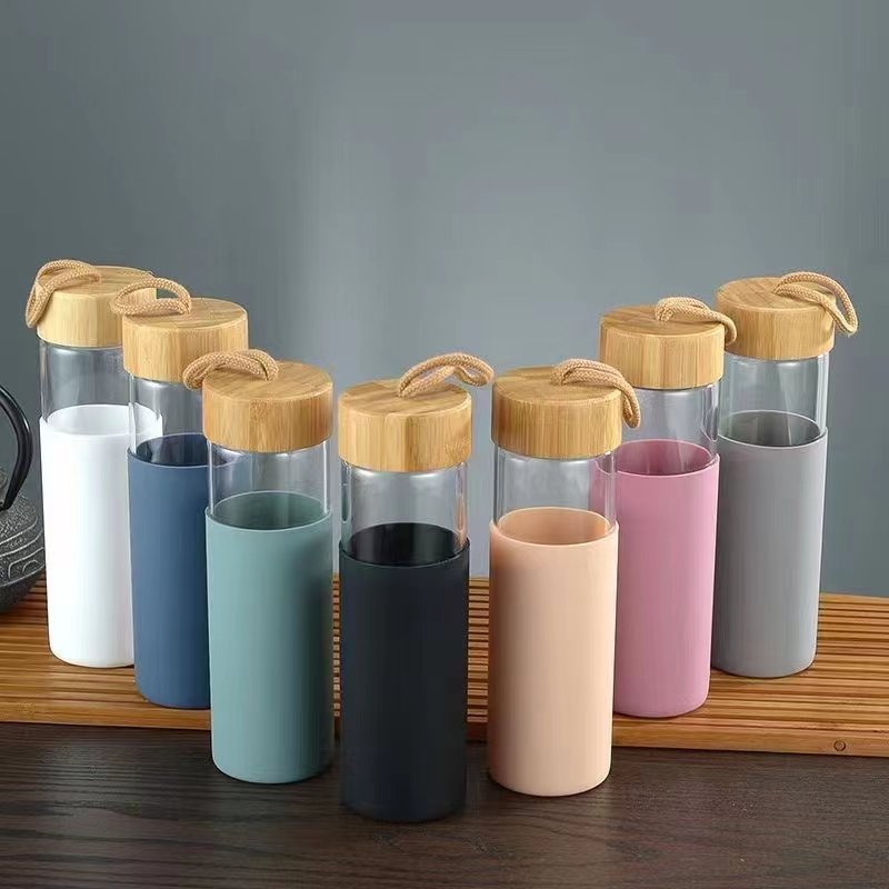 Wholesale Customised 550ml Clear Borosilicate Glass Water Bottle Custom Eco Manufacturing Bamboo Lid Water Bottle