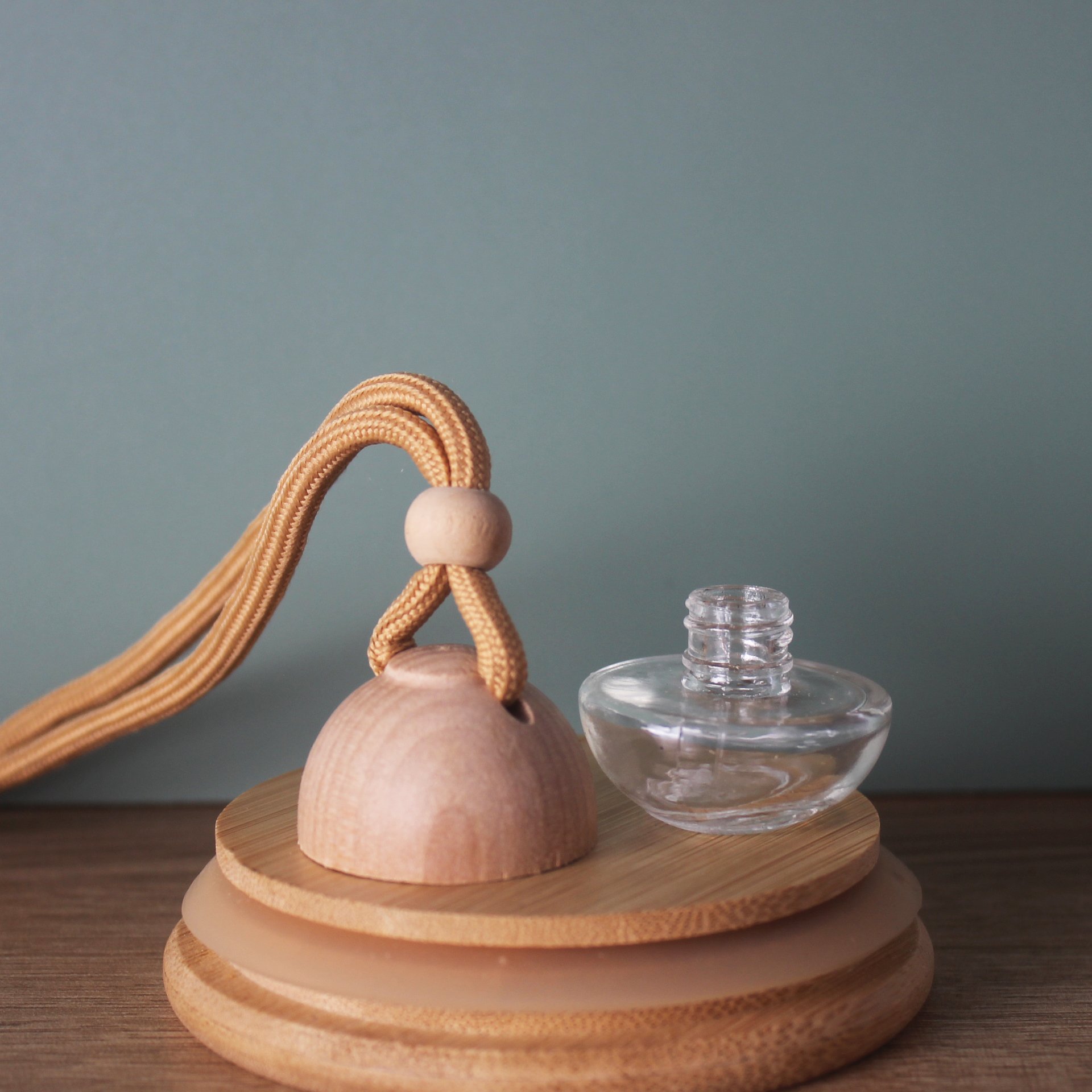 Round and half round perfume bottle automobile suspension glass empty bottle Transparent bottle