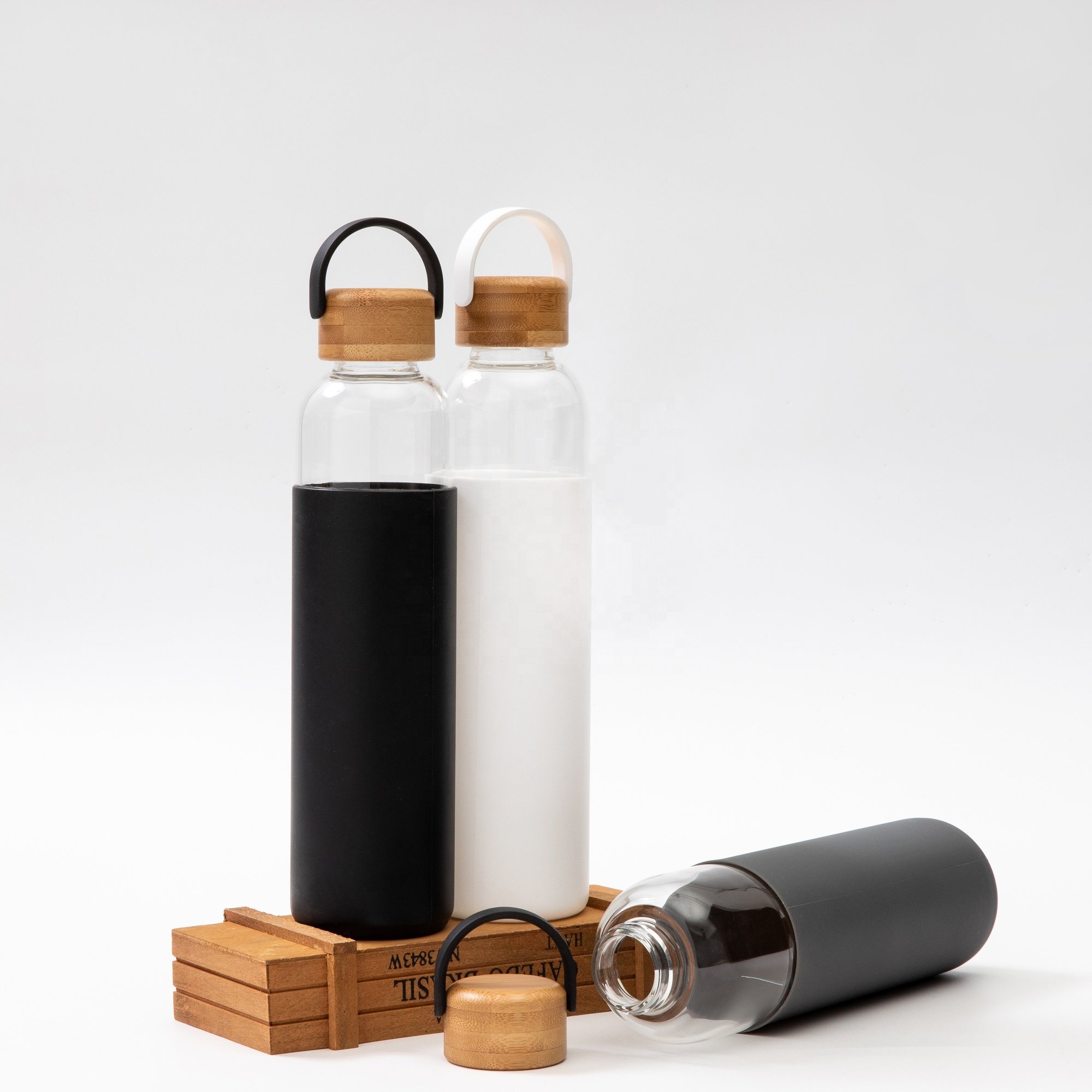 Glass borosilicate drinking bottle custom private label bamboo lid bottle with silicone sleeve
