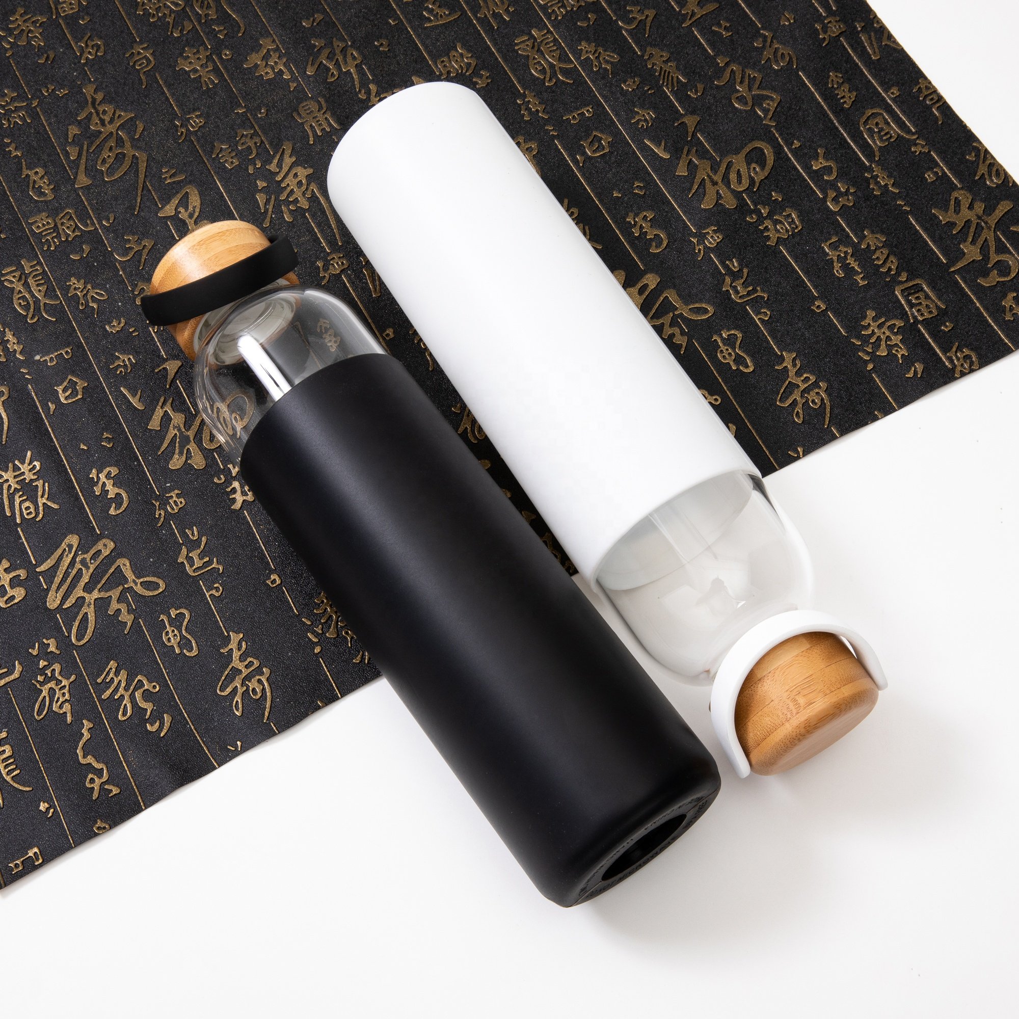 Glass borosilicate drinking bottle custom private label bamboo lid bottle with silicone sleeve