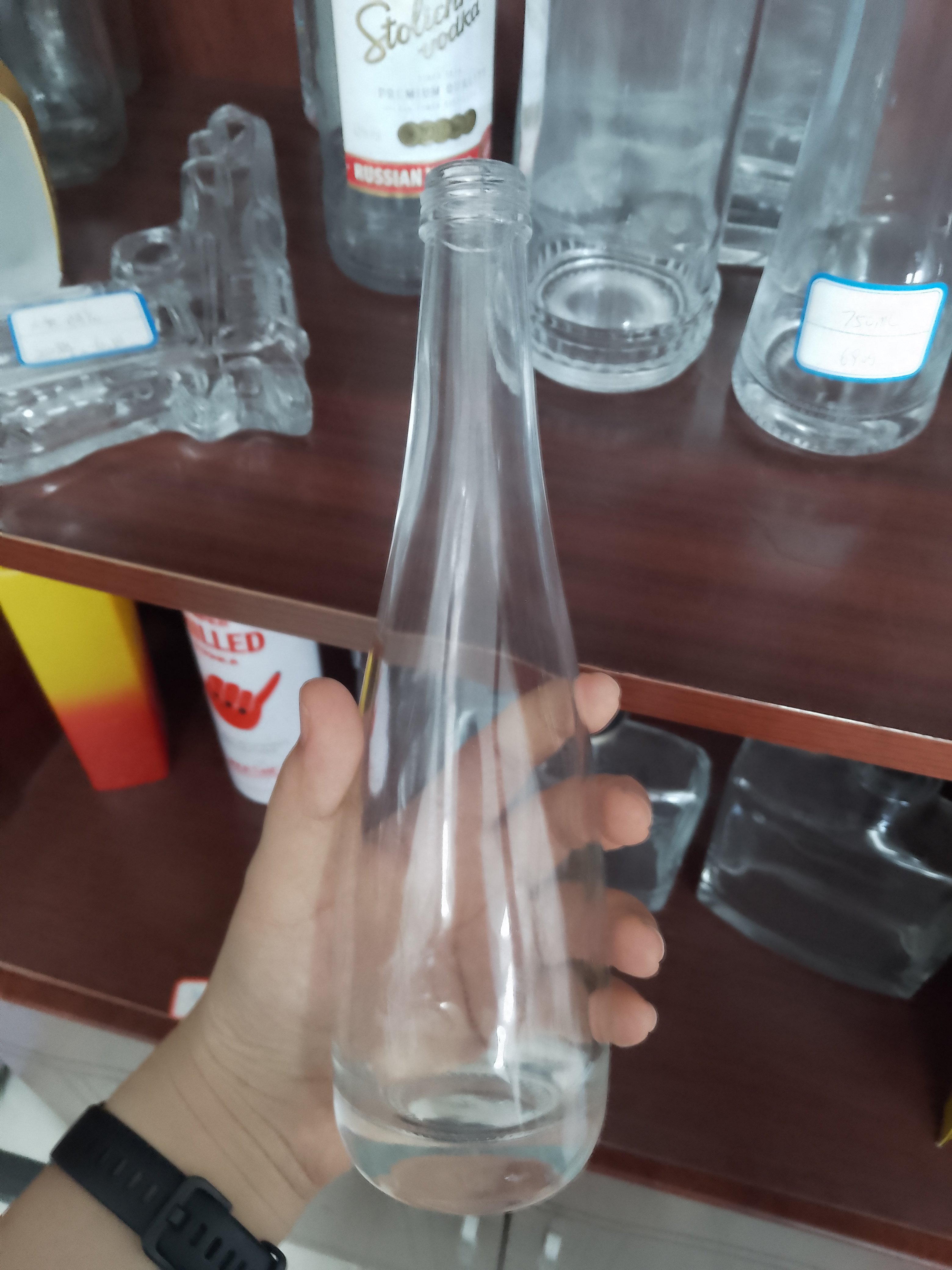 Custom design 375ml 500ml 750ml alcohol vodka gin tequila wine liquor spirits water Juice Beverage glass bottles with screw cap