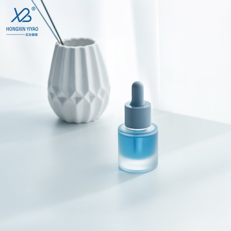 Manufacturer direct sales 15ml essential oil bottle bayonet press cap short round glass bottle cosmetic dropper bottle
