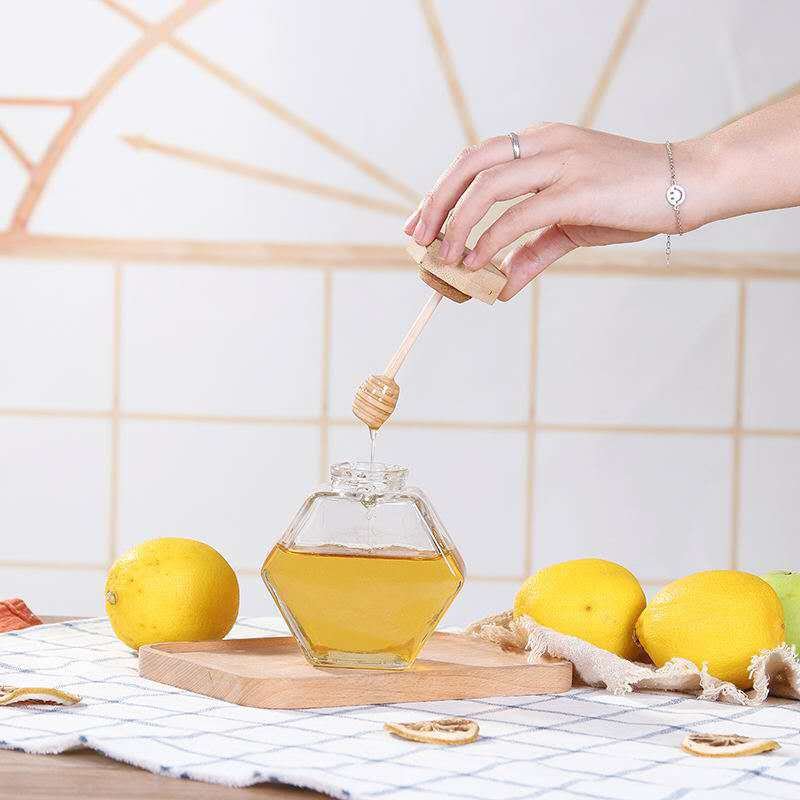 Wholesale Honey Jar Glass Hexagon Shape Honey Pot Container with Wooden Dipper and Cork Lid Cover Honey Syrup Beehive Storage